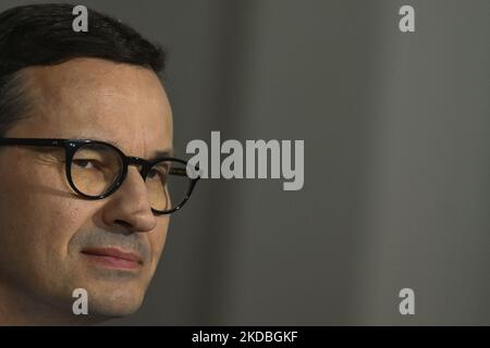 Il primo ministro polacco Mateusz Morawiecki durante una conferenza stampa all'interno del nuovo ospedale di Olkusz. Con il denaro del COVID-19 Countermeasures Fund, l'ospedale di Olkusz ha ricevuto una nuova ambulanza di tipo C con attrezzature e l'ascensore all'interno dell'ospedale è stato sostituito. Sabato 04 giugno 2022, a Olkusz, Voivodato della Polonia minore, Polonia. (Foto di Artur Widak/NurPhoto) Foto Stock