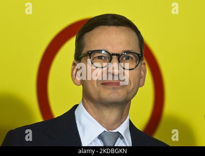 Il primo ministro polacco Mateusz Morawiecki durante una conferenza stampa all'interno del nuovo ospedale di Olkusz. Con il denaro del COVID-19 Countermeasures Fund, l'ospedale di Olkusz ha ricevuto una nuova ambulanza di tipo C con attrezzature e l'ascensore all'interno dell'ospedale è stato sostituito. Sabato 04 giugno 2022, a Olkusz, Voivodato della Polonia minore, Polonia. (Foto di Artur Widak/NurPhoto) Foto Stock