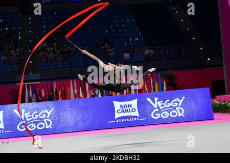 Kita Sumire (JPN) durante la Ginnastica Rhythmic Gymnastics FIG World Cup 2022 il 03 giugno 2022 all'Arena Vitrifrigo di Pesaro (Photo by Gianluca Ricci/LiveMedia/NurPhoto) Foto Stock