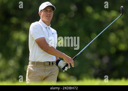 Cameron Champ di Sacramento, California, USA segue il suo colpo dal tee 18th durante il secondo round del torneo commemorativo presentato da Workday al Muirfield Village Golf Club di Dublino, Ohio, USA, venerdì 3 giugno, 2022. (Foto di Amy Lemus/NurPhoto) Foto Stock