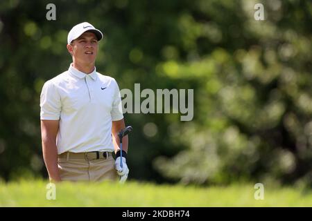 Cameron Champ di Sacramento, California, USA segue il suo colpo dal tee 18th durante il secondo round del torneo commemorativo presentato da Workday al Muirfield Village Golf Club di Dublino, Ohio, USA, venerdì 3 giugno, 2022. (Foto di Amy Lemus/NurPhoto) Foto Stock