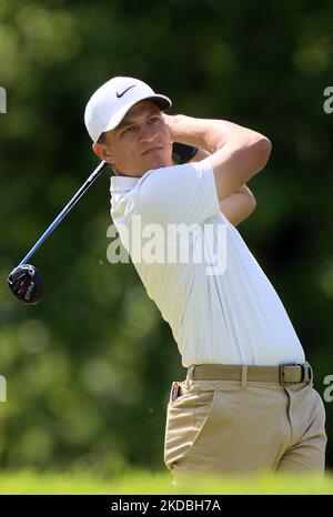 Cameron Champ di Sacramento, California, USA colpisce il suo colpo dal tee 18th durante il secondo round del torneo commemorativo presentato da Workday al Muirfield Village Golf Club di Dublino, Ohio, USA, venerdì 3 giugno, 2022. (Foto di Amy Lemus/NurPhoto) Foto Stock