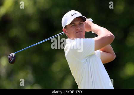 Cameron Champ di Sacramento, California, USA colpisce il suo colpo dal tee 18th durante il secondo round del torneo commemorativo presentato da Workday al Muirfield Village Golf Club di Dublino, Ohio, USA, venerdì 3 giugno, 2022. (Foto di Amy Lemus/NurPhoto) Foto Stock