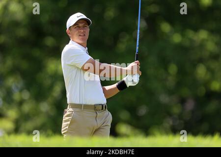 Cameron Champ di Sacramento, California, USA segue il suo colpo dal tee 18th durante il secondo round del torneo commemorativo presentato da Workday al Muirfield Village Golf Club di Dublino, Ohio, USA, venerdì 3 giugno, 2022. (Foto di Amy Lemus/NurPhoto) Foto Stock