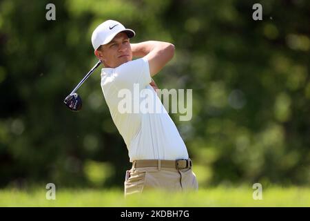 Cameron Champ di Sacramento, California, USA colpisce il suo colpo dal tee 18th durante il secondo round del torneo commemorativo presentato da Workday al Muirfield Village Golf Club di Dublino, Ohio, USA, venerdì 3 giugno, 2022. (Foto di Amy Lemus/NurPhoto) Foto Stock