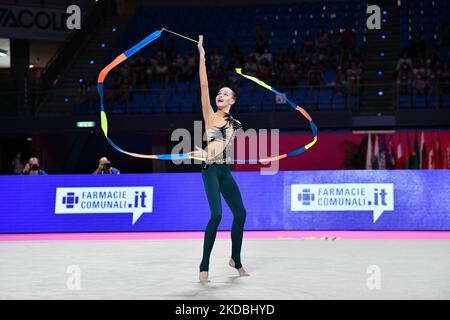 Melaniia tur (UKR) durante la Ginnastica Rhythmic Gymnastics FIG World Cup 2022 il 03 giugno 2022 all'Arena Vitrifrigo di Pesaro (Photo by Gianluca Ricci/LiveMedia/NurPhoto) Foto Stock