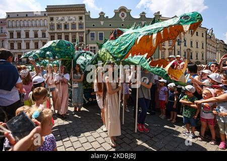 21st la Grande Parata del Drago si fa marciando nella piazza principale di Cracovia, Polonia, il 5th giugno 2022. La sfilata annuale del Grande Drago comprende più di mille partecipanti, per lo più bambini, che partecipano al colorato evento pieno di varie creature di drago preparate da soli. (Foto di Beata Zawrzel/NurPhoto) Foto Stock