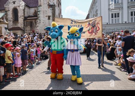 21st la Grande Parata del Drago si fa strada nella città vecchia di Cracovia, Polonia, il 5th giugno 2022. La sfilata annuale del Grande Drago comprende più di mille partecipanti, soprattutto bambini, che partecipano al colorato evento pieno di varie creature drago. (Foto di Beata Zawrzel/NurPhoto) Foto Stock