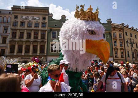 21st la Grande Parata del Drago si fa marciando nella piazza principale di Cracovia, Polonia, il 5th giugno 2022. La sfilata annuale del Grande Drago comprende più di mille partecipanti, per lo più bambini, che partecipano al colorato evento pieno di varie creature di drago preparate da soli. (Foto di Beata Zawrzel/NurPhoto) Foto Stock