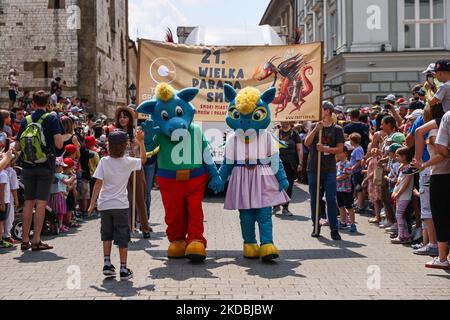 21st la Grande Parata del Drago si fa strada nella città vecchia di Cracovia, Polonia, il 5th giugno 2022. La sfilata annuale del Grande Drago comprende più di mille partecipanti, soprattutto bambini, che partecipano al colorato evento pieno di varie creature drago. (Foto di Beata Zawrzel/NurPhoto) Foto Stock