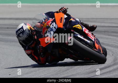 Miguel Oliveira, dal Portogallo, è in sella alla sua moto Red Bull KTM Factory Racing sul Moto GP di Catalunya il 5 giugno 2022 a Barcellona. (Foto di Joan Cros/NurPhoto) Foto Stock