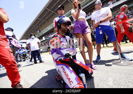 Johann Zarco, francese, si inginocchiò prima dello start del Moto GP di Catalunya il 5 giugno 2022 a Barcellona. (Foto di Joan Cros/NurPhoto) Foto Stock