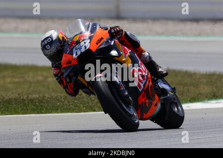 Miguel Oliveira, dal Portogallo, è in sella alla sua moto Red Bull KTM Factory Racing sul Moto GP di Catalunya il 5 giugno 2022 a Barcellona. (Foto di Joan Cros/NurPhoto) Foto Stock