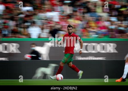 Bruno Fernandes del Portogallo in azione durante la UEFA Nations League, lega Una partita di gruppo 2 tra il Portogallo e la Svizzera allo stadio Jose Alvalade di Lisbona, Portogallo, il 5 giugno 2022. (Foto di Pedro FiÃºza/NurPhoto) Foto Stock