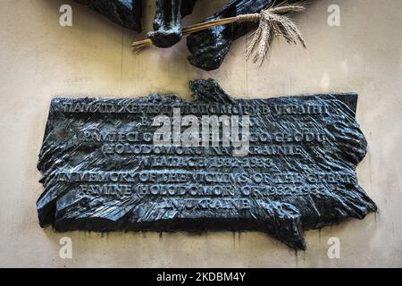 Un'iscrizione è vista sul monumento in memoria delle vittime della Grande carestia (Holodomor) del 1932-1933 in Ucraina. Cracovia, Polonia il 6 giugno 2022. Si stima che tra i 3,5 e i 7 milioni di ucraini siano stati uccisi nella morte inflitta dalla fame, una carestia artificiale progettata dal governo sovietico di Joseph Stalin. (Foto di Beata Zawrzel/NurPhoto) Foto Stock