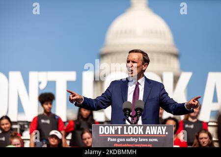 Il senatore Chris Murphy (D-CT) parla per una protesta degli studenti contro la violenza delle armi al Campidoglio degli Stati Uniti. Gli studenti chiedono azione ha tenuto il raduno per chiedere al Congresso di agire per frenare la violenza delle armi sulla scia dei massacri di Buffalo e Uvalde. Il rally è uno dei primi eventi di una settimana di azione contro la violenza delle armi. (Foto di Allison Bailey/NurPhoto) Foto Stock