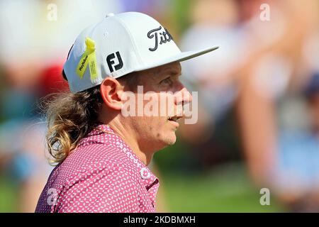 Cameron Smith of Australia cammina sul green del 17th indossando un nastro Play Yellow, un programma per i Children’s Miracle Network Hospitals sul suo tetto durante l’ultimo round del Torneo commemorativo presentato da Workday al Muirfield Village Golf Club di Dublino, Ohio, USA, domenica 5 giugno, 2022. (Foto di Amy Lemus/NurPhoto) Foto Stock