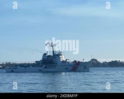 La Cutter Active della Guardia Costiera (WMEC 618) transita da San Diego dopo una sosta logistica durante la pattuglia della Cutter nell’Oceano Pacifico orientale, 6 settembre 2022. L'equipaggio di Active è tornato al loro homeport Sabato dopo una pattuglia di 65 giorni nelle acque internazionali dell'Oceano Pacifico orientale vicino al Centro e Sud America. Guardia costiera degli Stati Uniti foto di Petty ufficiale 2nd classe Devin Adams. Foto Stock