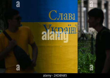 Un poster con le parole "Gloria per l'Ucraina!" (Sláva Ukrayíni!) Vista su sfondo blu e giallo, nel centro di Cracovia. Martedì 07 giugno 2022 a Cracovia, Polonia. (Foto di Artur Widak/NurPhoto) Foto Stock