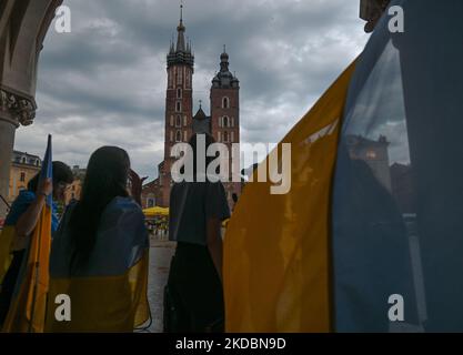 Membri della diaspora Ucraina locale, rifugi di guerra, attivisti della pace, volontari e sostenitori locali durante la protesta quotidiana 'sostenere l'Ucraina' di fronte al monumento Adam Mickiewicz nella piazza principale di Cracovia. Martedì 07 giugno 2022 a Cracovia, Polonia. (Foto di Artur Widak/NurPhoto) Foto Stock