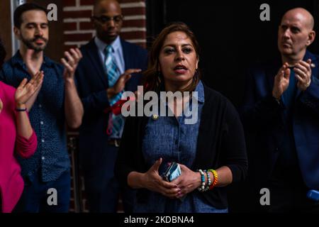 Jessica Gonzalez-Rojas, membro dell'Assemblea dello Stato di New York, parla durante le proteste dei gruppi L.G.B.T.Q. allo Stonewall Inn il 7 giugno 2022 per le nomine del sindaco di New York Eric Adams, che affermano di avere opinioni omofobiche (Foto di John Nacion/NurPhoto) Foto Stock