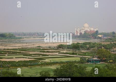 Taj Mahal visto da Agra Fort in Agra, Utttar Pradesh, India, il 04 maggio 2022. (Foto di Creative Touch Imaging Ltd./NurPhoto) Foto Stock