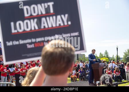 Il senatore statunitense Chris Murphy (D-CT) parla al rally nei pressi del Campidoglio degli Stati Uniti il 8 giugno 2022, chiedendo un'azione congressuale sulla sicurezza delle armi a seguito di continui tiri di massa (Foto di Bryan Olin Dozier/NurPhoto) Foto Stock