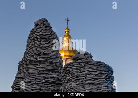 Asciugamani di sacchi di sabbia che coprono il grande monumento della principessa Olga a Piazza Michailovskyi sono visti di fronte al monastero di San Michail in una città vecchia di Kyiv, Ucraina il 8 giugno 2022. Mentre la Federazione Russa ha invaso l'Ucraina 3 mesi e mezzo fa, continuano feroci combattimenti nell'est del paese. La capitale, Kyiv, rimane in relativa sicurezza, anche se i ricordi della guerra come le borse di sabbia protettive, i blocchi stradali, i simboli nazionali e anti-guerra sono presenti in tutta la città. (Foto di Dominika Zarzycka/NurPhoto) Foto Stock