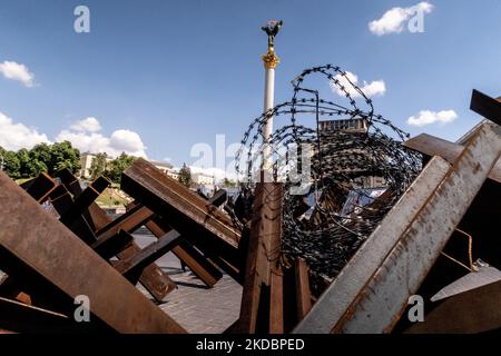 Il monumento dell'Indipendenza sulla piazza Maidan è visto attraverso barricate di metallo e filo spinato in una città vecchia di Kyiv, Ucraina il 8 giugno 2022. Mentre la Federazione Russa ha invaso l'Ucraina 3 mesi e mezzo fa, continuano feroci combattimenti nell'est del paese. La capitale, Kyiv, rimane in relativa sicurezza, anche se i ricordi della guerra come le borse di sabbia protettive, i blocchi stradali, i simboli nazionali e anti-guerra sono presenti in tutta la città. (Foto di Dominika Zarzycka/NurPhoto) Foto Stock