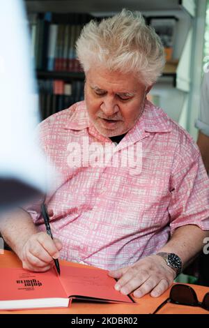 Pedro Almodovar durante la firma di copie del libro alla Fiera del Libro di Madrid nel Parco del Retiro a Madrid. 8 giugno 2022 Spagna (Foto di Oscar Gonzalez/NurPhoto) Foto Stock