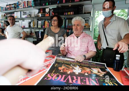 Pedro Almodovar durante la firma di copie del libro alla Fiera del Libro di Madrid nel Parco del Retiro a Madrid. 8 giugno 2022 Spagna (Foto di Oscar Gonzalez/NurPhoto) Foto Stock