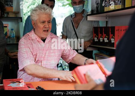 Pedro Almodovar durante la firma di copie del libro alla Fiera del Libro di Madrid nel Parco del Retiro a Madrid. 8 giugno 2022 Spagna (Foto di Oscar Gonzalez/NurPhoto) Foto Stock