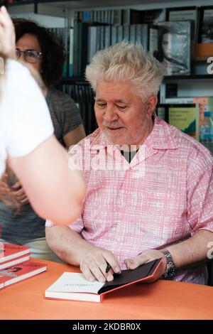 Pedro Almodovar durante la firma di copie del libro alla Fiera del Libro di Madrid nel Parco del Retiro a Madrid. 8 giugno 2022 Spagna (Foto di Oscar Gonzalez/NurPhoto) Foto Stock