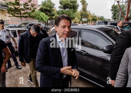 Arrivo dell'ex primo Ministro Giuseppe Conte, a sostegno della candidatura di Drago, in Piazza Gramsci a Molfetta il 9 giugno 2022. La campagna elettorale di Lillino Drago, uno dei quattro candidati sindaci di Molfetta, si è svolta oggi in Piazza Gramsci. Ospite speciale di quest'ultimo incontro, a sostegno della candidatura di Drago, Giuseppe Conte, ex presidente del consiglio ed esponente nazionale del movimento 5 Stelle. (Foto di Davide Pischettola/NurPhoto) Foto Stock