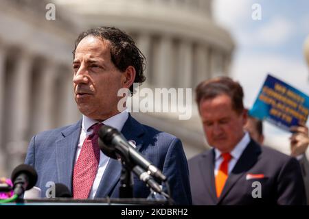 Jamie Raskin (D-MD) parla in una conferenza stampa per condannare la teoria della sostituzione. Questa ideologia razzista sostiene che i democratici stanno cercando di 'collocare? Gli americani bianchi con immigrati e persone di colore. Una versione specifica della teoria sostiene che i Democratici stanno facendo questo per scopi elettorali, e questa convinzione è migrata dalle frange della destra alternativa alla corrente principale del Partito Repubblicano negli ultimi mesi. (Foto di Allison Bailey/NurPhoto) Foto Stock