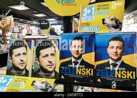 Biografia i libri del presidente ucraino Volodymyr Zelenskyy sono visti in una libreria presso la stazione ferroviaria di Varsavia, Polonia il 2nd giugno 2022. (Foto di Beata Zawrzel/NurPhoto) Foto Stock