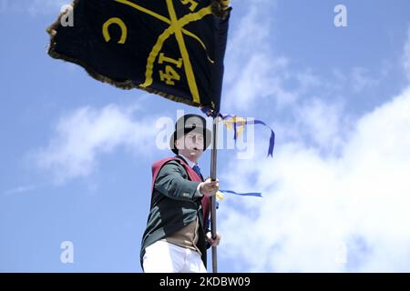 Hawick Cornet 2022, Greig Middlemass Waves The Banner Blue dal tetto delle sale del comitato della Mair, alle folle di spettatori, In vista di un pomeriggio di corse ippiche, l'Hawick Common Riding è il primo dei Border Common Ridings e celebra sia la cattura di una bandiera inglese, Dalla gioventù di Hawick alla schermaglia militare di Hornshole nel 1514 e l'antica usanza di cavalcare le marce o i confini della terra comune, a Hawick, Regno Unito. 10.giu.2022. (Foto di Rob Gray/NurPhoto) Foto Stock