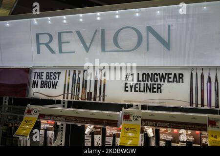 Visualizzazione dei prodotti Revlon presso un negozio Duane Reade di New York il 10 giugno 2022. (Bloomberg) -- Revlon Inc. È precipitata al 53%, il più grande calo di un giorno registrato, dopo le notizie di debito in difficoltà outlet REORG ha riferito che l'impero dei cosmetici si sta preparando a presentare per il fallimento. (Foto di John Nacion/NurPhoto) Foto Stock