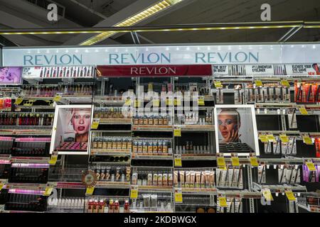 Visualizzazione dei prodotti Revlon presso un negozio Duane Reade di New York il 10 giugno 2022. (Bloomberg) -- Revlon Inc. È precipitata al 53%, il più grande calo di un giorno registrato, dopo le notizie di debito in difficoltà outlet REORG ha riferito che l'impero dei cosmetici si sta preparando a presentare per il fallimento. (Foto di John Nacion/NurPhoto) Foto Stock