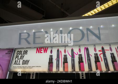 Visualizzazione dei prodotti Revlon presso un negozio Duane Reade di New York il 10 giugno 2022. (Bloomberg) -- Revlon Inc. È precipitata al 53%, il più grande calo di un giorno registrato, dopo le notizie di debito in difficoltà outlet REORG ha riferito che l'impero dei cosmetici si sta preparando a presentare per il fallimento. (Foto di John Nacion/NurPhoto) Foto Stock