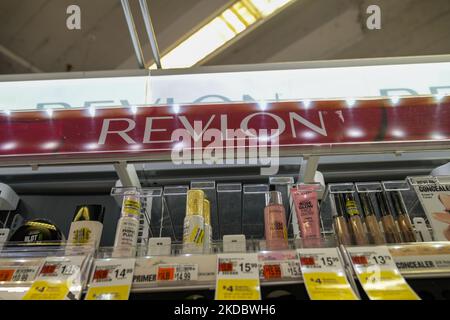 Visualizzazione dei prodotti Revlon presso un negozio Duane Reade di New York il 10 giugno 2022. (Bloomberg) -- Revlon Inc. È precipitata al 53%, il più grande calo di un giorno registrato, dopo le notizie di debito in difficoltà outlet REORG ha riferito che l'impero dei cosmetici si sta preparando a presentare per il fallimento. (Foto di John Nacion/NurPhoto) Foto Stock