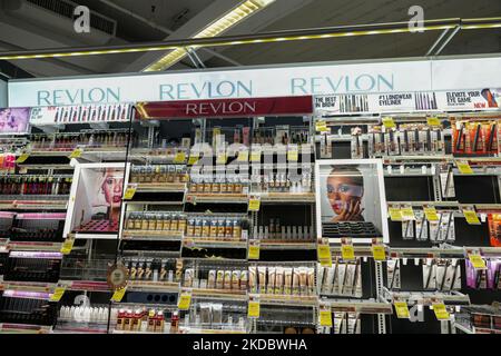 Visualizzazione dei prodotti Revlon presso un negozio Duane Reade di New York il 10 giugno 2022. (Bloomberg) -- Revlon Inc. È precipitata al 53%, il più grande calo di un giorno registrato, dopo le notizie di debito in difficoltà outlet REORG ha riferito che l'impero dei cosmetici si sta preparando a presentare per il fallimento. (Foto di John Nacion/NurPhoto) Foto Stock