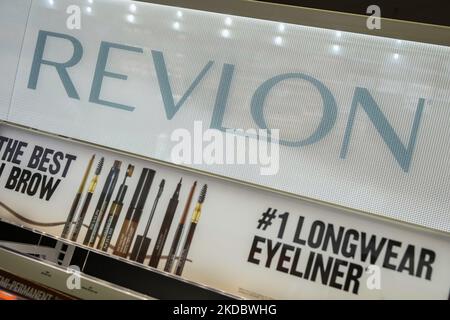 Visualizzazione dei prodotti Revlon presso un negozio Duane Reade di New York il 10 giugno 2022. (Bloomberg) -- Revlon Inc. È precipitata al 53%, il più grande calo di un giorno registrato, dopo le notizie di debito in difficoltà outlet REORG ha riferito che l'impero dei cosmetici si sta preparando a presentare per il fallimento. (Foto di John Nacion/NurPhoto) Foto Stock