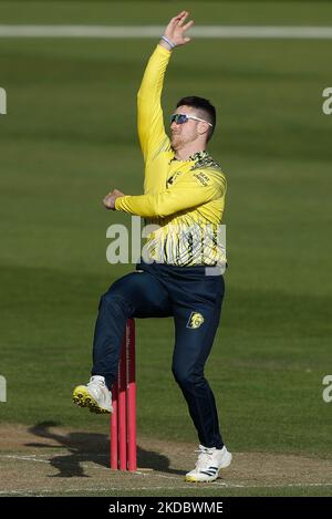 Liam Trevaskis of Durham Bowls durante la partita Vitality Blast T20 tra il Durham County Cricket Club e il Lancashire al Seat Unique Riverside, Chester le Street venerdì 10th giugno 2022. (Foto di will Matthews/MI News/NurPhoto) Foto Stock