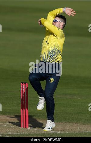 Liam Trevaskis of Durham Bowls durante la partita Vitality Blast T20 tra il Durham County Cricket Club e il Lancashire al Seat Unique Riverside, Chester le Street venerdì 10th giugno 2022. (Foto di will Matthews/MI News/NurPhoto) Foto Stock