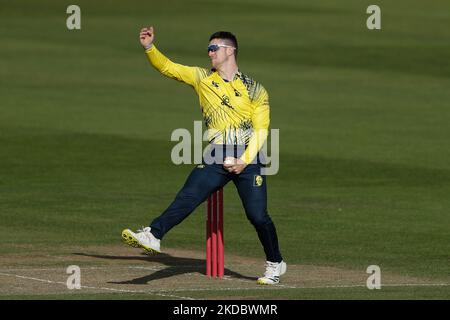 Liam Trevaskis of Durham Bowls durante la partita Vitality Blast T20 tra il Durham County Cricket Club e il Lancashire al Seat Unique Riverside, Chester le Street venerdì 10th giugno 2022. (Foto di will Matthews/MI News/NurPhoto) Foto Stock