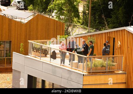 I visitatori sono visti visitare sul tetto di una delle case solari durante l'apertura Solar Decathlon Europe. Il concorso da diciotto squadre qualificate provenienti da undici paesi, l'obiettivo è quello di costruire una casa residenziale completamente funzionale a Wuppertal, Germania il 10 giugno 2022 (Foto di Ying Tang/NurPhoto) Foto Stock