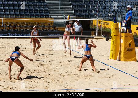 Flint/Cheng (USA) vs Cali/Tega (Italia) durante i Campionati mondiali di Beach Volley Beach Volley (day1) del 10 giugno 2022 al Foro Italico di Roma (Foto di Luigi Mariani/LiveMedia/NurPhoto) Foto Stock