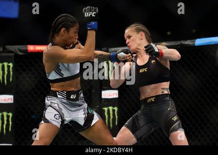 Valentina Shevchenko del Kirghizistan (R) batte Taila Santos del Brasile nel bout femminile del titolo di peso leggero durante l'evento UFC 275 al Singapore Indoor Stadium il 12 giugno 2022 a Singapore. (Foto di Suhaimi Abdullah/NurPhoto) Foto Stock