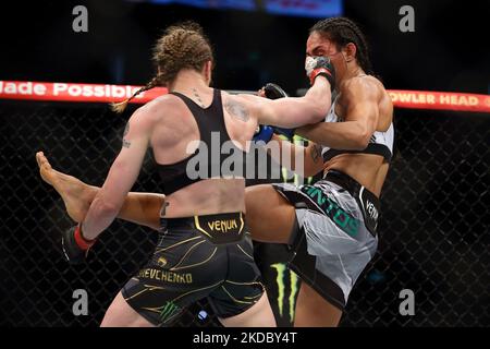 Valentina Shevchenko del Kirghizistan (L) batte Taila Santos del Brasile nel bout femminile del titolo di peso leggero durante l'evento UFC 275 al Singapore Indoor Stadium il 12 giugno 2022 a Singapore. (Foto di Suhaimi Abdullah/NurPhoto) Foto Stock